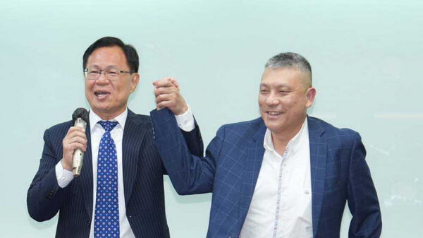 國民黨與民眾黨初選合作在嘉義市開花結果,代表民眾黨的張啓楷(左起)以些微落差在整合民調中勝出,國民黨推派的心臟內科醫師翁壽良承諾全力相挺。(圖/翻攝自民眾黨媒體群組)