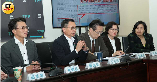 民眾黨團總召陳清龍(左2)率領黨團8席立委在立法院衝鋒陷陣,他在台中豐原地區實力不弱,也被看好是立法院副院長江啟臣一旦選上台中市長、原立委席次出缺時的競逐不二人選。(圖/周志龍攝)