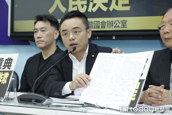 ▲洪孟楷說明「鞭刑公投」提案。(圖/記者湯興漢攝)