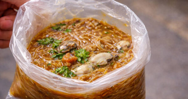 鹿港人吃麵線都用直接倒的,讓其他縣市的網友們感到驚訝。(圖/AI示意圖)