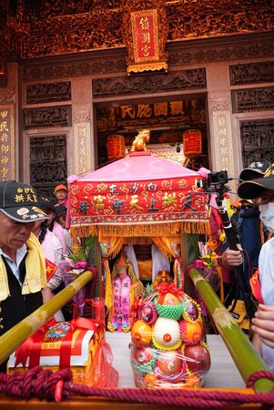 ▲粉紅超跑抵達大甲鎮瀾宮。(圖/白沙屯拱天宮文化組提供)
