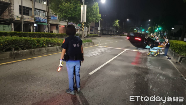 ▲▼蔡姓男子疑似酒後駕駛自小客車行經民族一路時,自撞路中央分隔島,強大的撞擊力道導致車輛當場四腳朝天翻覆於路面。(圖/記者吳世龍翻攝)
