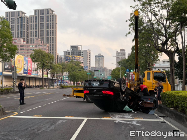 ▲▼蔡姓男子疑似酒後駕駛自小客車行經民族一路時,自撞路中央分隔島,強大的撞擊力道導致車輛當場四腳朝天翻覆於路面。(圖/記者吳世龍翻攝)