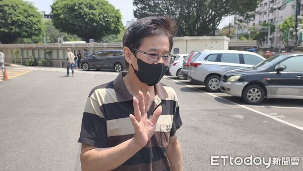 ▲▼「眾量級CROWD」YouTuber家寧因頻道母公司群海娛樂逃漏稅,和母親曾淑惠(白衣)、父親張國龍、妹妹張家芸(黑衣黑帽)13日到新北地院出庭 。(圖/記者黃哲民攝)