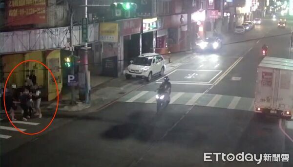 ▲▼主管張女的陳姓男友慘遭圍毆(紅圈) 。(圖/記者陳以昇翻攝)