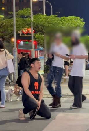 網友起底這名壯男其實是抖音直播主謙信,常出沒台北鬧區拍片。(翻攝threads@andychao0731)