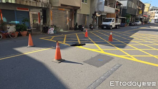 ▲▼高雄鳳山路面掏空!驚見80x100公分天坑 緊急封鎖現場 。(圖/高雄市議員李雅靜提供)