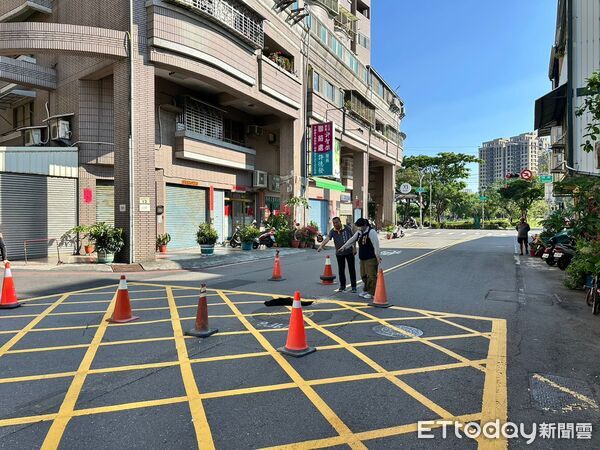 ▲▼高雄鳳山路面掏空!驚見80x100公分天坑 緊急封鎖現場 。(圖/高雄市議員李雅靜提供)