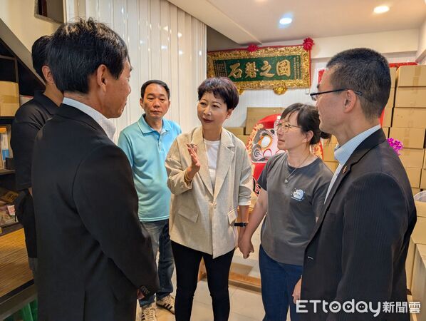 ▲日本高崎市農政團隊拜會陳亭妃,致贈達摩表達祝福。(記者林東良翻攝,下同)