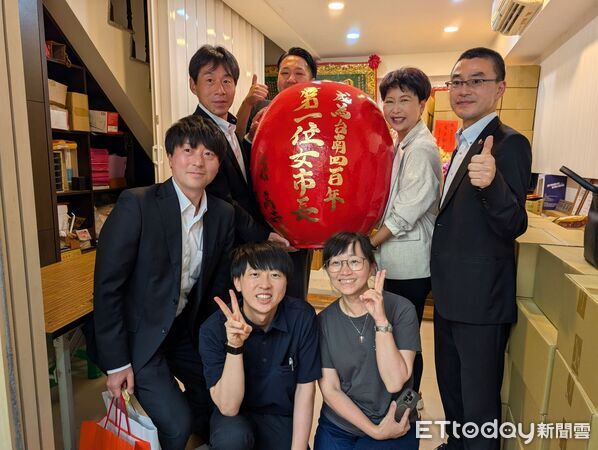 ▲日本高崎市農政團隊拜會陳亭妃,致贈達摩表達祝福。(記者林東良翻攝,下同)