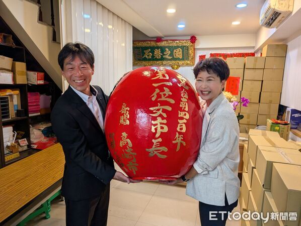 ▲日本高崎市農政團隊拜會陳亭妃,致贈達摩表達祝福。(記者林東良翻攝,下同)