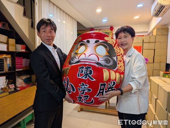 ▲日本高崎市農政團隊拜會陳亭妃,致贈達摩表達祝福。(記者林東良翻攝,下同)