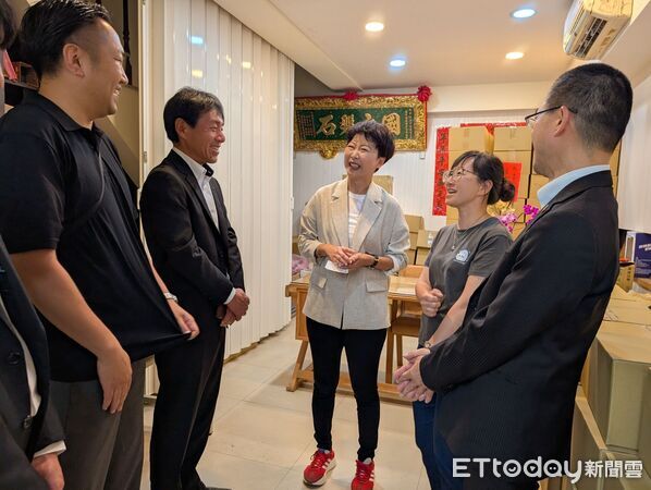 ▲日本高崎市農政團隊拜會陳亭妃,致贈達摩表達祝福。(記者林東良翻攝,下同)