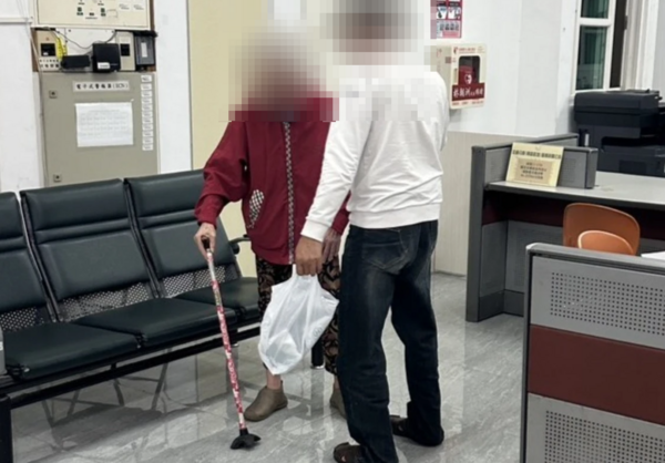 ▲▼8旬嬤外出散步忘了怎麼回家 台中警耐心尋出線索助回家。(圖/警方提供)