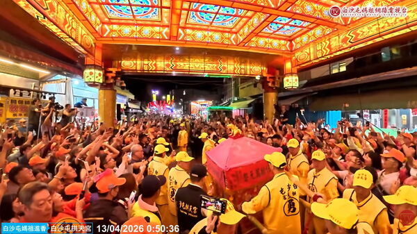 ▲信徒追隨媽祖神轎徒步前行,祈求平安與順遂。(圖/白沙屯媽祖網路電視台授權)