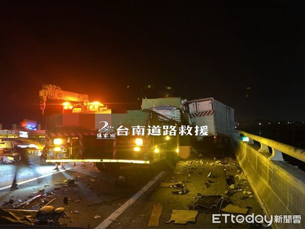 ▲▼台南凌晨驚悚車禍!「傷者甩飛橋下」1人受困車內。(圖/民眾提供)
