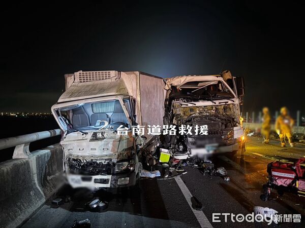 ▲▼台南凌晨驚悚車禍!「傷者甩飛橋下」1人受困車內。(圖/民眾提供)