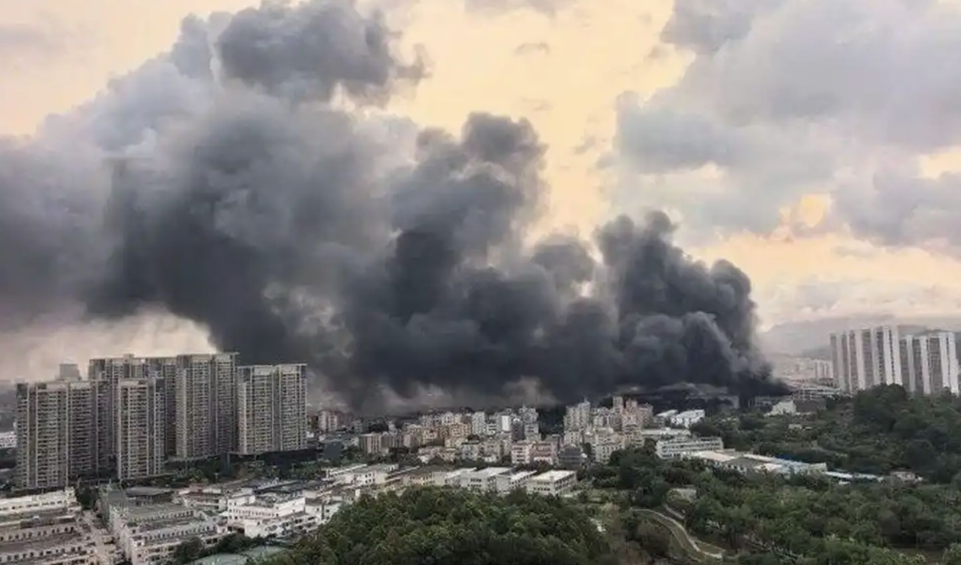 ▲深圳比亞迪坪山基地立體車庫發生大火。(圖/翻攝微博)