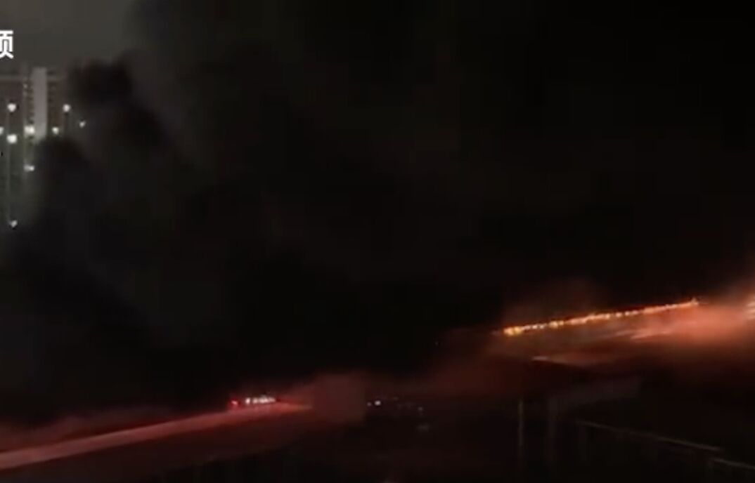 ▲深圳比亞迪坪山基地立體車庫發生大火。(圖/翻攝微博)