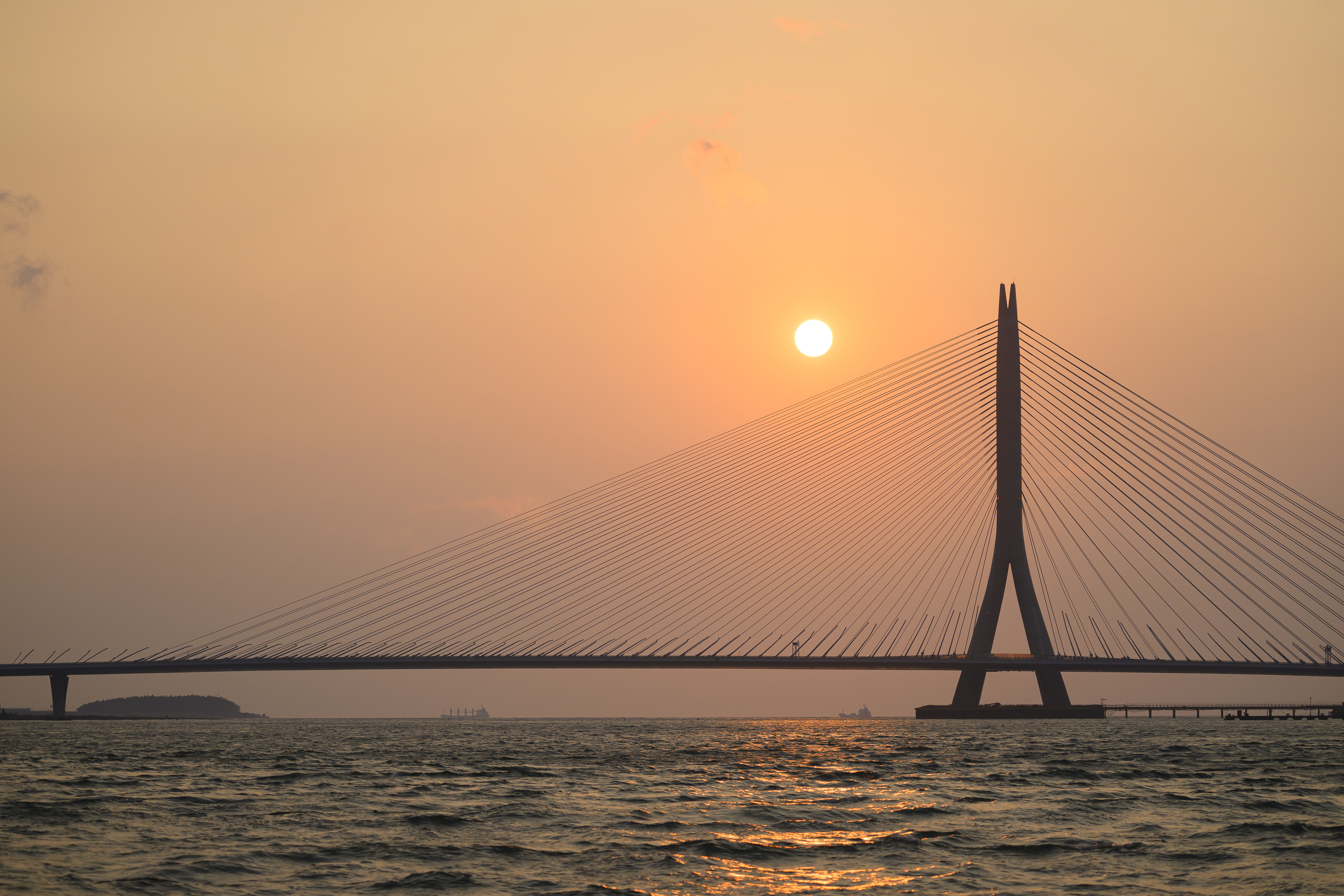 ▲▼「淡江大橋」設計考量四季夕陽位置的變化,讓橋體與日落景致在不同季節中,都能自然融入淡水河口的天際線。(圖/交通部公路局、台灣設計研究院)