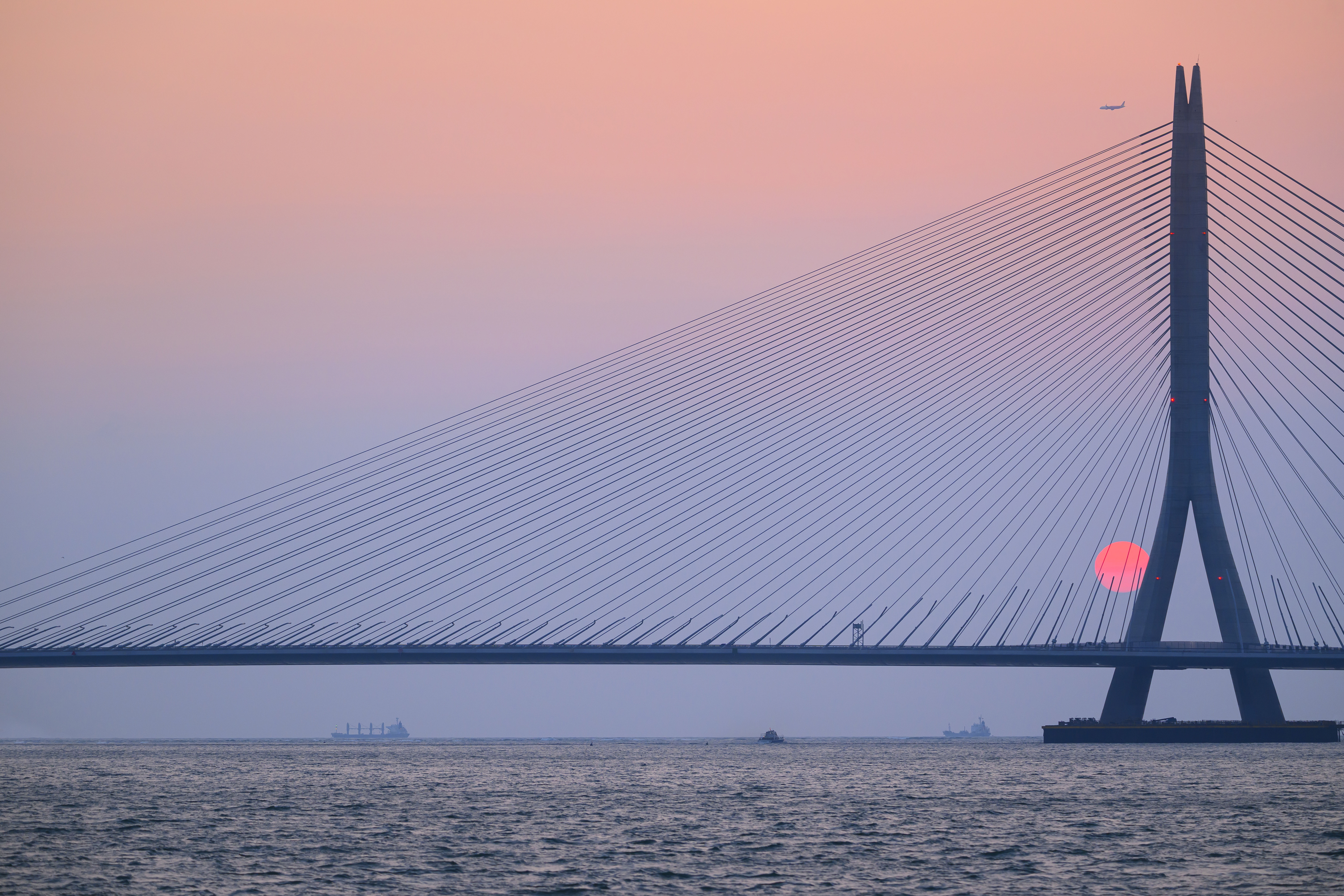 ▲▼「淡江大橋」設計考量四季夕陽位置的變化,讓橋體與日落景致在不同季節中,都能自然融入淡水河口的天際線。(圖/交通部公路局、台灣設計研究院)