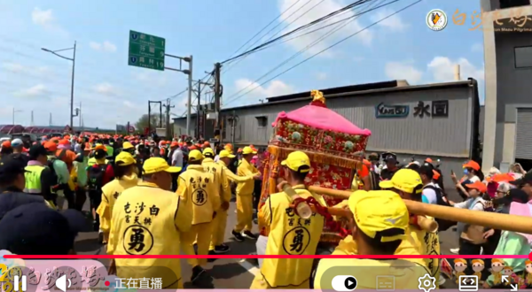 ▲香燈腳沿大度橋進彰化。(圖/ 民眾提供 翻攝自白沙屯媽祖網路電視台)