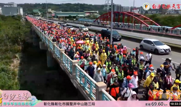 ▲香燈腳沿大度橋進彰化。(圖/翻攝自白沙屯媽祖網路電視台)