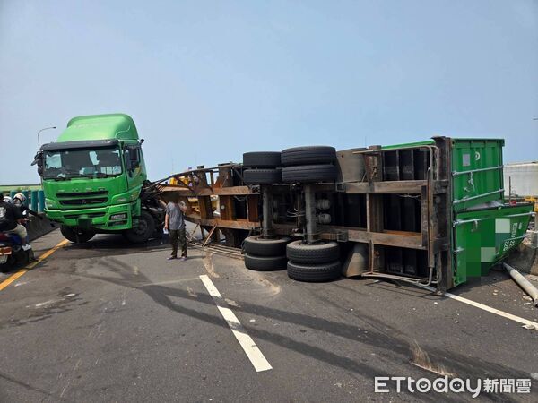 ▲貨櫃車行經台61大園段時疑似急煞失控翻覆在外側車道。(圖/記者楊熾興翻攝)