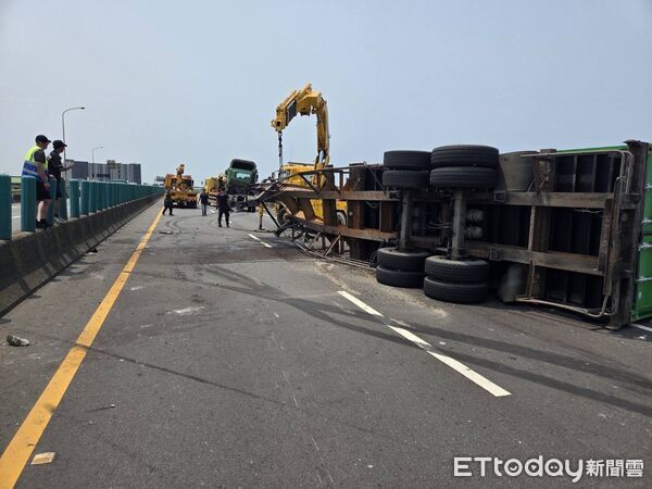 ▲貨櫃車行經台61大園段時疑似急煞失控翻覆在外側車道。(圖/記者楊熾興翻攝)