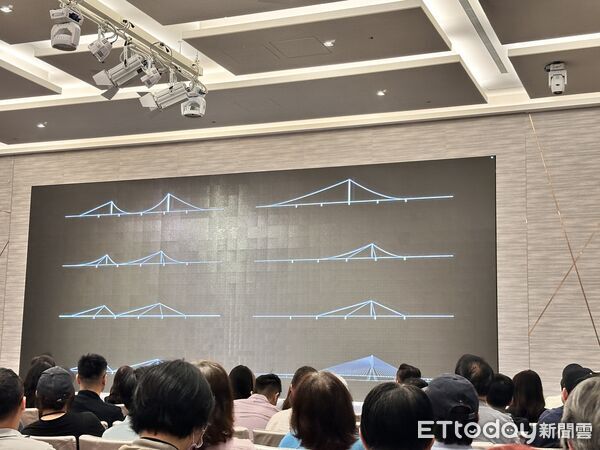 ▲▼札哈.哈蒂建築師事務所(Zaha Hadid Architects, ZHA)副總監黃劭暐,分享淡江大橋設計過程。(圖/記者林育綾攝)