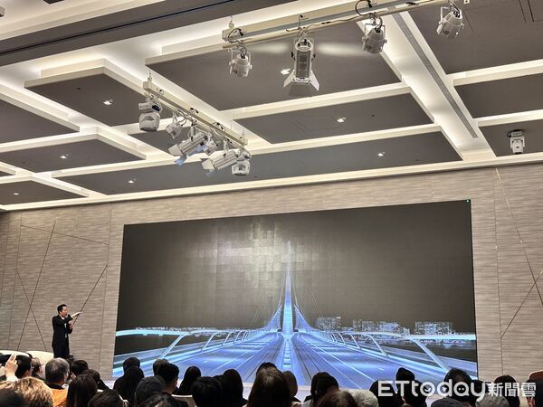 ▲▼札哈.哈蒂建築師事務所(Zaha Hadid Architects, ZHA)副總監黃劭暐,分享淡江大橋設計過程。(圖/記者林育綾攝)