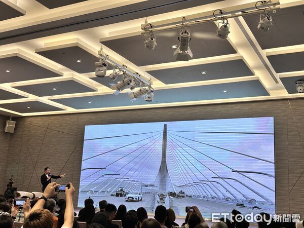 ▲▼札哈.哈蒂建築師事務所(Zaha Hadid Architects, ZHA)副總監黃劭暐,分享淡江大橋設計過程。(圖/記者林育綾攝)