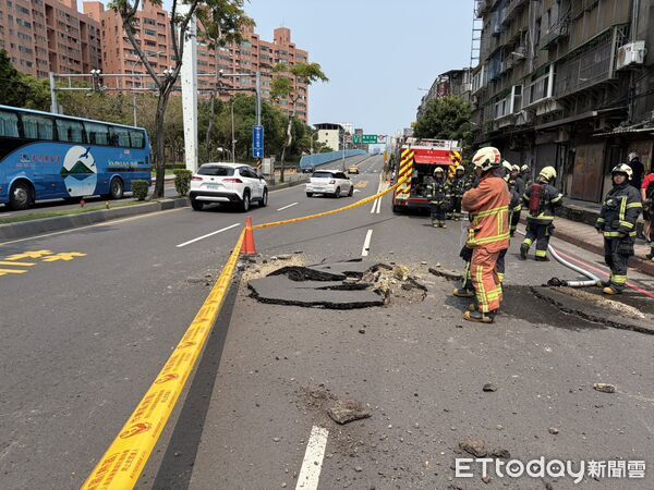 ▲新北市板橋區縣民大道馬路驚見大洞。(圖/記者陳以昇翻攝)