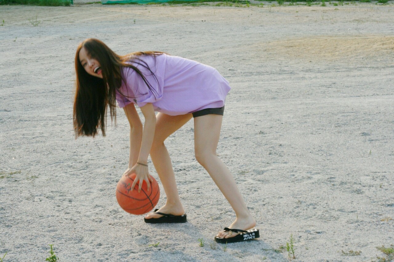 t-ara孝敏热裤露白腿想上篮 粉丝好想当她手上的球