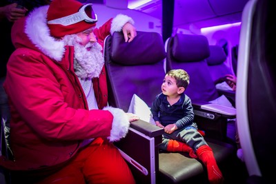 維珍航空聖誕驚喜，從天而降的Santa