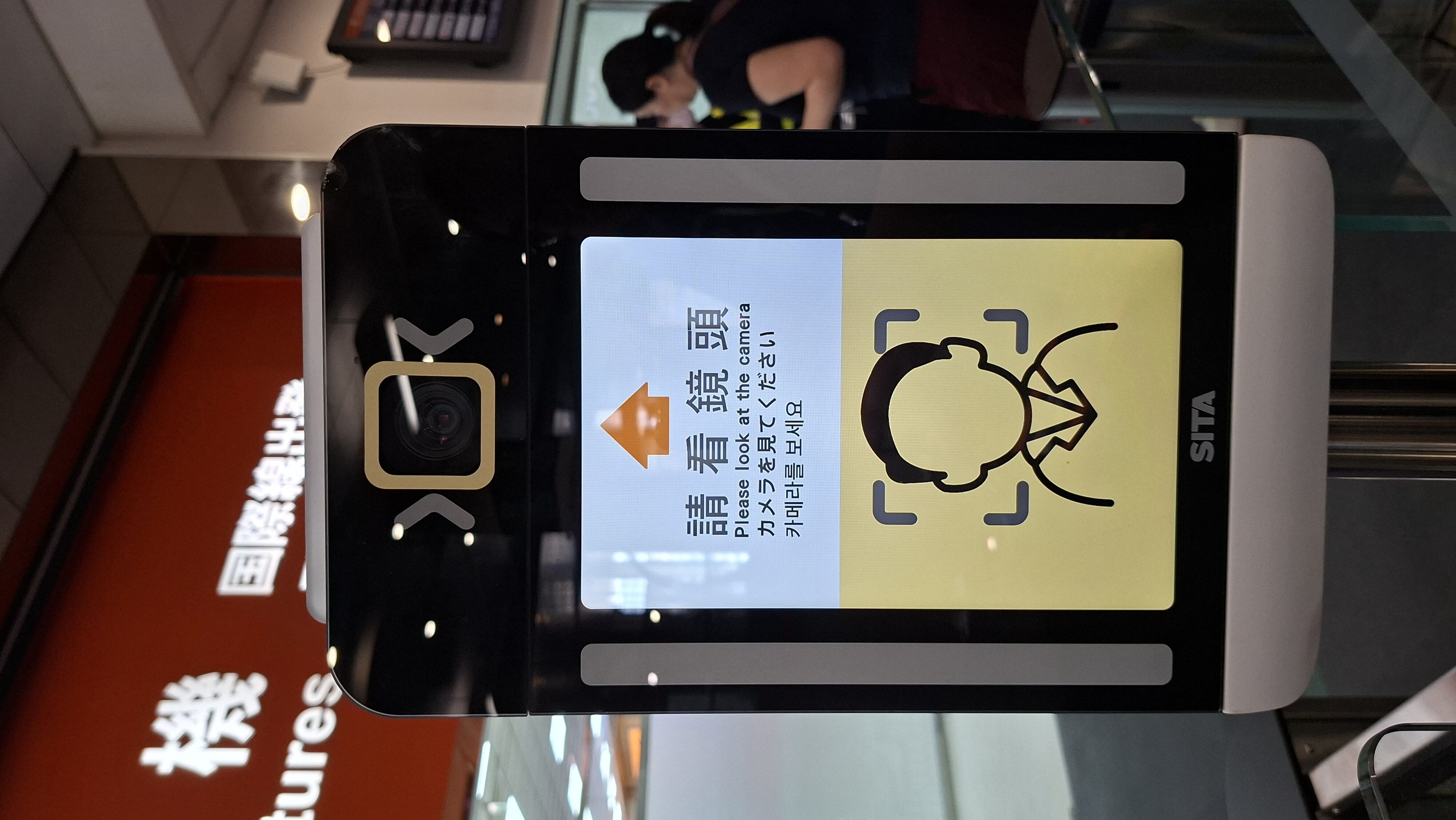 ▲▼松山機場透過人臉辨識系統,旅客從報到、行李託運、通關及登機流程都可一路刷臉通關。(圖/民航局提供)