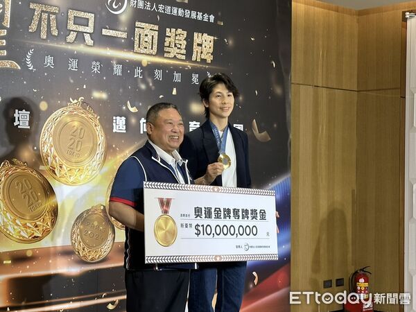 ▲林郁婷與宏道基金會主席林鴻道。(圖/記者蔡厚瑄攝)