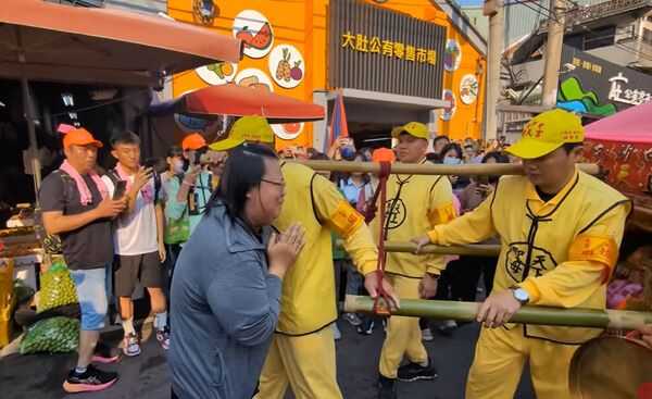 ▲▼ 鑾轎要走下一秒急轉彎找到她 媳「哭求找人」媽祖停下聽 。(圖/翻攝白沙屯媽祖網路電視台)