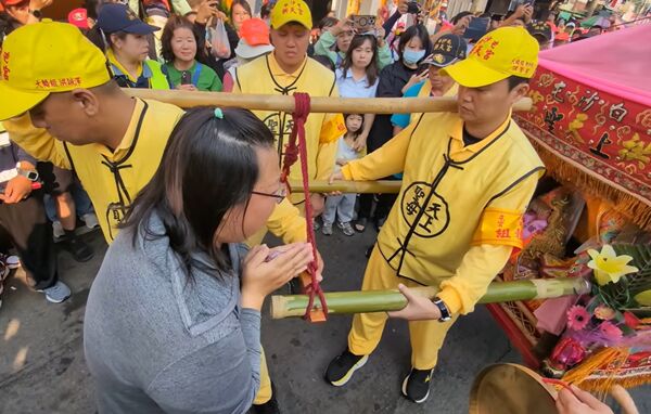 ▲▼ 鑾轎要走下一秒急轉彎找到她 媳「哭求找人」媽祖停下聽 。(圖/翻攝白沙屯媽祖網路電視台)