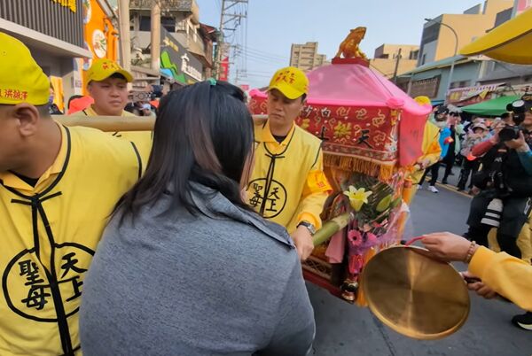 ▲▼ 鑾轎要走下一秒急轉彎找到她 媳「哭求找人」媽祖停下聽 。(圖/翻攝白沙屯媽祖網路電視台)