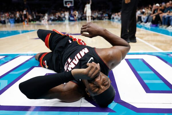 ▲邁阿密熱火阿德巴約(Bam Adebayo)次節倒地傷退。(圖/達志影像/美聯社)