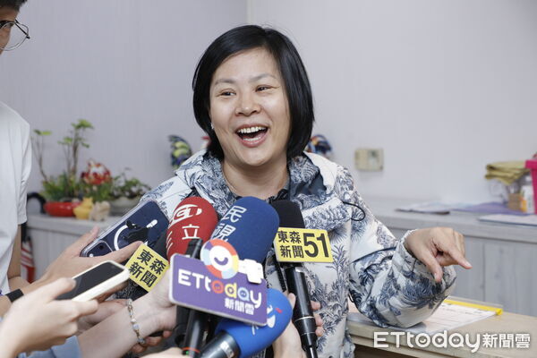 ▲▼民眾黨立委李貞秀開撕黨主席黃國昌、立院黨團主任陳智菡風波未平,今日李貞秀立委辦公室前再度開砲怒轟黃國昌陳智菡。(圖/記者湯興漢攝)