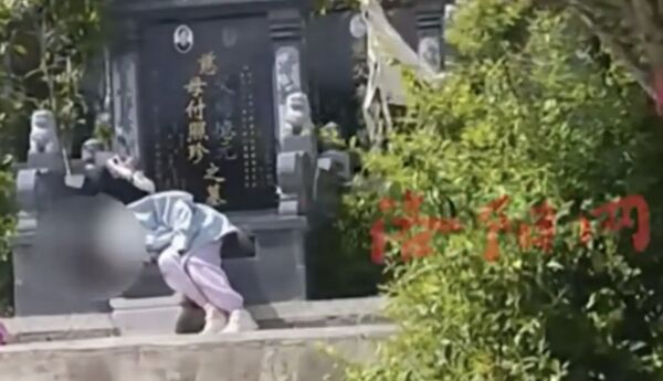 ▲▼貴州少女睡在墓碑旁 外公外婆半年內相繼離世。(圖/翻攝微博)