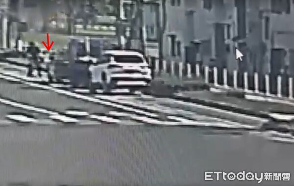 ▲單車怪男對路邊汽車做出不明舉動。(圖/記者許宥孺翻攝)