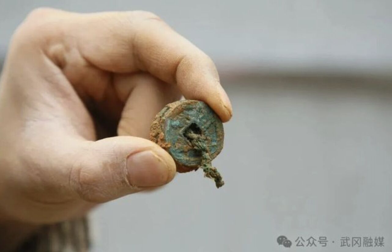 ▲湖南邵陽武岡一處工地挖出的大批古代錢幣。(圖/翻攝三湘都市報)