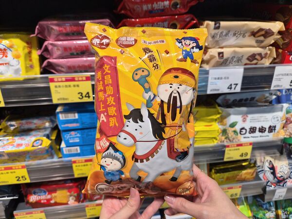 ▲▼全聯獨家開賣3款乖乖新品,包括「香菜、鹹酥雞」風味米菓,還有文昌君限定包裝。(圖/業者提供)