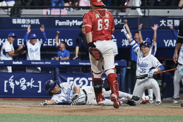 ▲王勝偉9局下代跑全力衝回本壘,跑回再見分助悍將逆轉勝。(圖/富邦悍將提供)