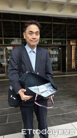 ▲▼寶佳集團旗下公司委任律師林正疆,今(15日)到台北地院繳納保證金,聲請執行智財商業法院准許提名人選角逐中華工程董事會的裁定。(圖/記者黃哲民攝)