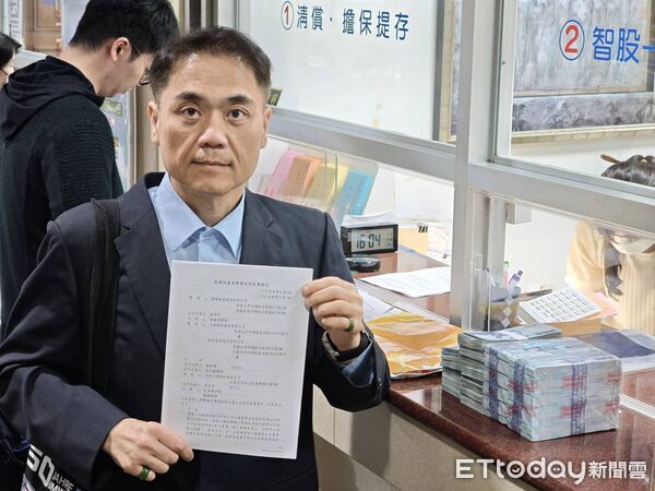 ▲▼寶佳集團旗下公司委任律師林正疆,今(15日)到台北地院繳納保證金,聲請執行智財商業法院准許提名人選角逐中華工程董事會的裁定。(圖/記者黃哲民翻攝)