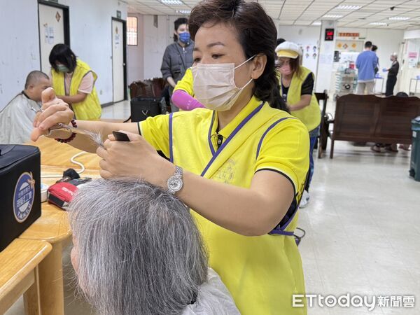 ▲台南市勞工局攜手工會舉辦公益義剪活動,關懷弱勢族群。(記者林東良翻攝,下同)
